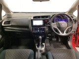 車内は光触媒抗菌消臭施工済です。インパネ周りはスタイリッシュなデザインです。グローブボックスやカップホルダーのほかにトレーなどたくさんの収納スペースが付いています。