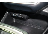 小物の収納に便利なセンタートレイには携帯等のデバイスの充電可能なUSB出力電源付です。