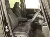 女性でも運転がしやすいように、シートの高さ調整機能(シートリフター)がついています。運転席と助手席の間が空いている為、助手席側への移動がスムーズです。交通量の多い道でも助手席側から乗り降りができます。