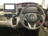 【ハンドル】運転にかかわる様々な操作を安全に行えるように視点移動が少なく操作性に配慮されたスイッチ類が凝縮されたコックピットです。