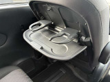 車内で食事ができる便利なテーブルがついています!
