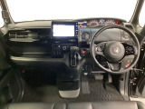 車内は光触媒抗菌消臭施工済です。スタイリッシュなデザインでスポーティなインパネ周りを演出します。グローブボックスやカップホルダーのほかにトレーなどたくさんの収納スペースが付いています。