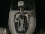 CVT車のセレクトレバーです。低速から高速まで、変速ショックのないスムーズな走りと、エンジン効率のよい領域を維持して燃費にも貢献します。サイドブレーキはスイッチ操作の電子制御パーキングブレーキです。