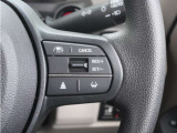 【アダプティブクルーズコントロール】ステアリングのスイッチを操作するとミリ波レーダーで先行車との距離を測定。設定を適切に保ちながら加速・減速、さらに停止まで自動に追従します。