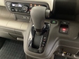 CVT車のセレクトレバーです。低速から高速まで、変速ショックのないスムーズな走りを実現するとともに、エンジン効率のよい領域を維持することで燃費にも貢献します。