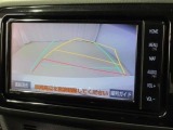 バックでの車庫入れはハンドルと連動したガイドラインが出る「バックガイドモニター」がサポートいたします。
