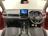 車内は光触媒抗菌消臭施工済です。インパネ周りはスタイリッシュなデザインです。グローブボックスやカップホルダーのほかにトレーなどたくさんの収納スペースが付いています。