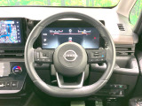 【パドルシフト】ハンドルから手を離さずに素早くシフトアップ&ダウンができるので、エンジンブレーキを使う下り坂や高速道路の合流で加速したい場面で役立ちます。