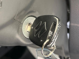 【キーレス】少し離れた場所からでもボタン一つでドアの開錠・施錠ができるのでとっても便利!ドアの鍵穴周りに傷をつけることもありません♪