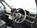 ★運転席まわり★大きなフロントガラスで見晴らしよく運転しやす設計と、広くてゆとりのある運転席。楽な姿勢で座ることが出来るので長時間の運転でも疲れにくいですし体もぶれにくく工夫されています。