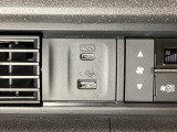 エアコン操作パネルの左側に、スマートフォンなどの充電可能なUSB端子と、音源などの外部入力の可能なUSB端子がついています。移動中に充電もできるので便利です。