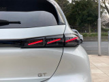 LEDのテールランプは、ライオンの3本の爪痕をイメージさせるデザインとなっております。勇ましさやおしゃれな雰囲気を連想させます。