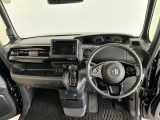【前方視界】開放的な前方視界!運転がしやすく疲れにくいです♪窓が大きく、見通しがとっても良いおクルマですよ♪