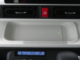 ワイヤレス充電機能 Qi がインパネセンタートレイにあり便利です。