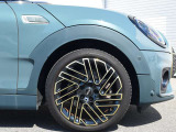 MINI認定中古車は360&deg;を徹底的にチェック。エンジンやトランスミッション、電気系統やコンピュータ・システムなどを詳細に点検。交換基準に達した部品は整備した後にご納車いたします。
