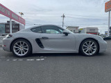 中古車・届出済未使用車を常時展示しております。店内にはキッズスペースもありますので、ご家族お揃いでのご来店をお待ちしております。