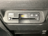 エアコンパネルの下にETCがついています。高速道路の料金所の通過も楽々です!。 カードの取り出しもしやすい場所についています。