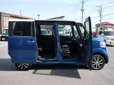 両面スライドドアとなっております!狭い場所に駐車した時に安心して横にスライドして乗り降りできますよ!