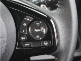 【アダプティブクルーズコントロール】ステアリングのスイッチを操作するとミリ波レーダーで先行車との距離を測定。設定を適切に保ちながら加速・減速、さらに停止まで自動に追従します。