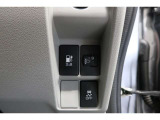 普通充電は6kWの高い出力で行うため、満充電まで約4.5時間という早さです。また、普通充電はフタを直接押し、急速充電は車内のボタンを操作して開け、あとは充電コネクターを差すだけで充電開始します。