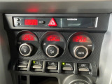 【オートエアコン】一度お好みの温度に設定すれば、車内の温度を検知し風量や温度を自動で調整。暑い&hellip;寒い&hellip;と何度もスイッチ操作をする必要はありません。快適な車内空間には必須の機能ですね♪