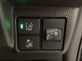 ハンドルの右側にはヘットライトリベライザーとHondaセンシング用のメインスイッチがついています。ヘッドライトリベライザーは道路状況や積荷の加重に応じてライトの高さを調節できます。