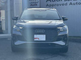 シングルフレームグリルはAudiの象徴的なデザイン要素であり、一目でAudiとわかるスタイル、大きくて迫力のある形状が車のスポーティな印象を強調しており、魅力的なデザインとなっています。