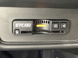 ハンドルの右下にETC2.0がついています。高速道路の料金所の通過も楽々です!。 カードの取り出しもしやすい場所についています。