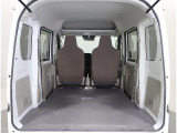 後部座席を立てた状態での荷室です。このままでも十分な広さを確保しています。使用用途に合わせてシートアレンジ☆