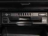 コンソール内一体型のビルトインETC装備!見た目の部分も良いですが、ETCカードの盗難防止になる設置箇所です!料金所の渋滞回避!時間帯・日によって料金の軽減を受けられます!ストレス知らずのドライブ!