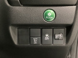 ハンドルの右側にはヘッドライトレベライザーとVSA(ABS+TCS+横滑り抑制)の解除スイッチがついています。ヘッドライトレベライザーは道路状況や積荷の加重に応じてライトの高さを調節できます。