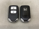 スマートキーを装備しています。鍵を差し込むことなくドアロックの開け閉めと、スタートボタン操作でのエンジンスタートができます。スペアキーも同じものを用意しております。
