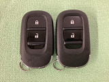 スマートキーを装備しています。鍵を差し込むことなくドアロックの開け閉めと、スタートボタン操作でのエンジンスタートができます。スペアキーも同じものを用意しております。