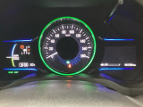 ハイブリット車専用のメーターです。中央のスピードメーターより左右のサブデスプレイで燃費や動力伝達などの情報が見れるようになっています。