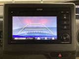 バックでの車庫入れも安心です! リアカメラが付いているバックモニター付のディスプレイオーディオを装備しております。操作線もついており距離感も画面から確認できます。