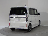 プライバシーガラスが装備されています。外を見るときには気にならずに、後方車両からは車内が見えにくい設計です、周りを気にせず、快適に運転できますよ。