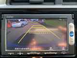 【バックカメラ(3モード)】視点を切り替えて後方を確認でき、駐車や車庫入れも安心です。