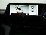 サイドクリアランスビュー表示中に、旋回時の運転操作に合わせて自動で車両を斜め後方から見たような映像を表示。