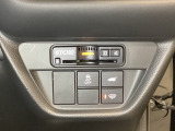 ハンドルの右下にETC2.0がついています。高速道路の料金所の通過も楽々です。 カードの取り出しもしやすい場所についています。その下には車内で操作のできる、電動テールゲートのスイッチもついています。