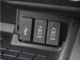 USB接続、スマートフォンの充電等にも便利なUSBチャージャー!使いやすい場所に装備されています。
