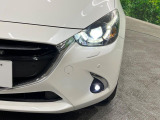 【LEDヘッドライト】悪天候や夜間走行時も良好な視界を確保し安心して運転できる高輝度LEDヘッドライトを装備!点灯速度が早く、消費電力も抑えられています。