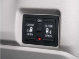 【両側電動スライドドア】ボタンを押すだけで両側のスライドドアの開閉が可能。もちろんキーからの操作も可能。お子様を抱いている時・両手いっぱいの荷物を持ってる時など非常に役立ちます。
