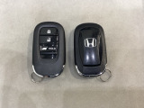 スマートキーを装備しています。鍵を差し込むことなくドアロックの開け閉めと、スタートボタン操作でのエンジンスタートができます。ボタン操作でトランクが開けられる電動テールゲートのボタンもついています。
