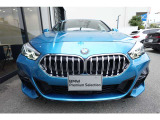 BMWの代名詞の【キドニーグリル】グリルが腎臓のように見えるので【キドニー】と呼ばれるようになりました。一目見ただけでBMWであると認識できる確固たるアイコンとして存在感を放ちます。