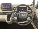 【ハンドル】運転にかかわる様々な操作を安全に行えるように視点移動が少なく操作性に配慮されたスイッチ類が凝縮されたコックピットです。