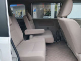 右後席側から見たイメージです。後部座席も前後スライド可能で、背もたれの角度も調節できますので、後部座席にお乗りの方も快適にお過ごしいただけます