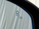 ★ブラインドスポットインフォメーション★走行中、斜め後ろに車両が存在すると、その方向のドアミラー上のマークが点灯。さらにその方向にウインカーを操作すると、マークの点滅と警報音で注意を促します