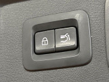 【パワーバックドア】スマートキーや運転席のボタンを押すだけでリアゲートが自動で開閉します!荷物を持っている時や、高い位置にあるバックドアを閉める際に便利な機能です♪