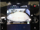 ■リヤビューカメラの映像です。ステアリング連動ガイドラインが、後退時の予想進路を表示し、運転のサポートを致します。