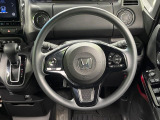 インテリアに合わせたデザインのステアリングは、運転される方のことも考え、運転しやすい形状、大きさです。是非一度、実際に触ってお確かめください。